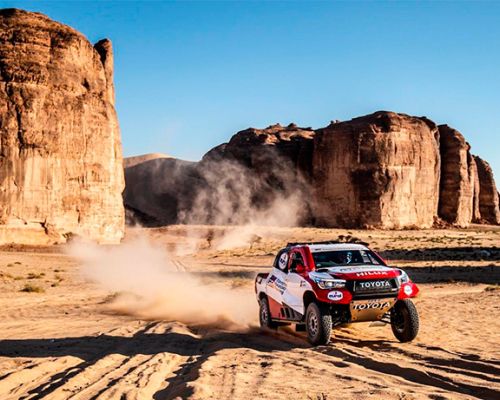<p><span style="font-weight: 400;">Cada año hay una cita con la máxima categoría de los raids. Una vez más el </span><strong>Rally Dakar 2020 Arabia Saudí</strong><span style="font-weight: 400;"> tiene todo listo para poner en marcha la aventura del desierto entre los días 5 y 17 de Enero.</span></p> <p><span style="font-weight: 400;">Esta edición es casi como una vuelta a los orígenes, en distinto continente, pero en un terreno muy parecido a esas primeras ediciones que se corrían en África. Oriente Medio será el escenario ideal para recuperar el espíritu de aventura y resistencia en medio de una naturaleza extrema.</span></p> <p><span style="font-weight: 400;">El día 2 de Enero ya se abre el parque de verificaciones, obligatorio para todos los vehículos participantes. El día 5 de Enero, casi como la cabalgata de los Reyes Magos, se dará inicio a esta prueba que cubrirá la distancia de 7.500 km en 12 etapas.</span></p> <p><span style="font-weight: 400;">Un 75% del rally transcurre por el desierto, poniendo a prueba mecánicas y pilotos por la dureza del clima y el terreno, ambiente hostil donde muchos dirán adiós a sus aspiraciones de ganar y otros pondrán su cuerpo al límite por el solo afán de participar y finalizar tamaño reto.</span></p> <p><span style="font-weight: 400;">La salida es en Jedda, junto al Mar Rojo, las dos primeras etapas se hacen casi paralelas a la línea de mar para luego internarse hacia el interior, es decir, el desierto en su máxima potencia. En total habrá 5 etapas especiales que superarán los 450km de recorrido, siendo la 7ª la más larga con 546 km sorteando dunas y cruces que expondrán las capacidades de navegación de los copilotos. </span></p> <p><span style="font-weight: 400;">Hablamos de kilómetros de especiales sin olvidar que todas las etapas se cubren de punto a punto como total del recorrido del día, a modo de ejemplo la 9ª etapa cubre 415km de especial para un total de 891km entre Wadi Al-Dawasir y Haradh.</span></p> <p><span style="font-weight: 400;">La etapa final del Dakar 2020, que tradicionalmente es un paseo de 447km, 374 de especial, esconde 100km de pistas que pueden dar más de un disgusto a quienes se relajen. El día 17 de Enero todo estará preparado para coronar a los campeones en Qiddiya, una joven ciudad a sólo 40 kilómetros de Riyadh.</span></p> <p><span style="font-weight: 400;">Como novedades el reglamento incorpora el </span><strong>Roadbook en colores</strong><span style="font-weight: 400;">, un código intuitivo que permitirá ganar tiempo en la preparación de la etapa siguiente, sobre todo a los pilotos amateurs.El</span><strong> Stop obligatorio</strong><span style="font-weight: 400;"> para todas la categorías, un paso más en términos de seguridad. Los 10 minutos de mecánica para motos y quads en la etapa supermaratón. Y en caso de abandono sin consecuencias médicas, una tripulación o un piloto pueden reengancharse a la carrera en una clasificación paralela, la </span><strong>"Dakar Experience</strong><span style="font-weight: 400;">" que permitirá proseguir su aprendizaje de cara a futuras participaciones.</span></p> <p><span style="font-weight: 400;">Esta edición verá alinearse en la salida a pilotos como Joan Barreda, Laia Sanz, Nani Roma, Carlos Sainz, Fernando Alonso, Jordi Juvanteny, Gerard Farrés entre muchos otros que tratarán de ponerle muy difícil las cosas a Toby Price, Nasser Al-Attiyah o Stephane Peterhansel grandes candidatos al triunfo final.</span></p> <p><span style="font-weight: 400;">Varios equipos de motos y cuatriciclos montarán <a href="https://www.ngbrakes.com/catalogo/" target="_blank" rel="noopener noreferrer">discos de freno </a></span><strong>NG Brake</strong><span style="font-weight: 400;">, serán sometidos a condiciones extremadamente exigentes. Toda esa experiencia en competición nos sirve al departamento de I+D para mejorar, aún más si cabe, nuestros productos. Esto va a comenzar, síguelo en </span><a href="https://www.dakar.com/es"><span style="font-weight: 400;">Dakar 2020 Arabia Saudí</span></a></p>