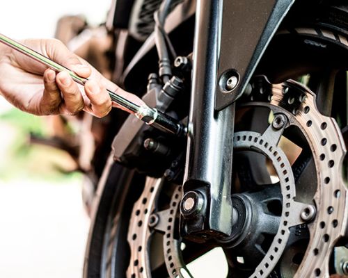 <p><span style="font-weight: 400;">En este artículo te explicaremos cómo cambiar los discos de freno de tu moto, una tarea relativamente sencilla pero que aconsejamos dejar en manos de un profesional de la mecánica. </span></p> <p><span style="font-weight: 400;">Pero si eres de los que se anima a meter mano y tienes cierta destreza te vamos a indicar cómo hacerlo de una manera segura.</span></p> <p><span style="font-weight: 400;">Ante todo, lo primero que debemos tener en cuenta es: ¿Cuándo tenemos que cambiar los discos? En esta otra entrada de </span><a href="https://www.ngbrakes.com/blog/2018/08/31/cuando-cambiar-discos-de-freno/" target="_blank" rel="noopener noreferrer"><span style="font-weight: 400;">nuestro blog te damos detalles al respecto.</span></a></p> <p><span style="font-weight: 400;">Los motivos para cambiar de discos pueden ser muy variados, desde el deseo de mejorar la frenada hasta lo aconsejado por el fabricante con el fin de su vida útil.</span></p> <p><span style="font-weight: 400;">Hacemos hincapié en dejar en manos de un mecánico profesional esta labor, porque además de la experiencia tienen las herramientas y el espacio acorde para tal fin, lo que minimiza el tiempo y el esfuerzo, además del plus de seguridad que nos transmite.</span></p> <p><span style="font-weight: 400;">En caso de hacerlo tú mismo, lo primero que debemos tener en cuenta es un espacio adecuado con suficiente lugar para trabajar de manera cómoda y segura. En cuanto a herramientas, en principio debes contar con unas llaves de vaso y fijas de las medidas correspondientes a la tornillería que vas a manipular. Llaves tipo Allen y muy aconsejable un sellador ajusta tornillos.</span></p> <p><span style="font-weight: 400;">Primero procedemos a quitar la pinza de freno, aflojas los tornillos con la llave fija y tiras hacia atrás. ¡Atención! No tocar las manetas de freno, evitar que se cierre. Por seguridad, puedes colocar una pinza de la ropa o algo que lo impida entre ambas pastillas de freno. Aprovecha para ver como están las pastillas, nuestro consejo es cambiarlas con el nuevo disco, pero queda a tu criterio. </span></p> <p><span style="font-weight: 400;">Procede a aflojar los tornillos que sujetan la rueda a la horquilla o tirante, normalmente están muy pegados, si tienes 3 en 1 o un aflojador similar te recomendamos que lo uses. Aquí entra en juego la llave de vaso.</span></p> <p><span style="font-weight: 400;">Elevar la moto, con el caballete o con un elevador mecánico, el caso es dejar que la rueda gire libremente ya que debemos sacarla completamente.</span></p> <p><span style="font-weight: 400;">Seguidamente, con la rueda en el suelo tenemos el disco de freno a la vista, procedemos a liberar el disco con la llave Allen. Aquí también deberemos utilizar el aflojador de tornillería para facilitar el proceso. Haces el cambio por la nueva unidad de la siguiente manera:</span></p> <p><span style="font-weight: 400;">Para montar el nuevo disco debes prestar atención a la manera de ajustar los tornillos, los cuales previamente habrás untado en sellador, sobre todo para evitar vibraciones, debes hacerlo en cruz, ajustando el opuesto al primero y así sucesivamente.</span></p> <p><span style="font-weight: 400;">El apriete final es ideal hacerlo con una llave dinamométrica para no pasarlo, en caso de no contar con ella hacerlo con cuidado, de manera firme.</span></p> <p><span style="font-weight: 400;">Una vez hemos reemplazado el disco por un NG Brake ;) en el modelo correspondiente a tu moto, como punto final montamos la rueda y la pinza y ¡trabajo terminado! </span></p>