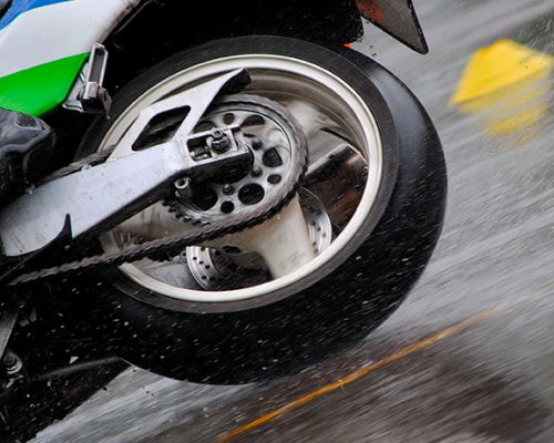 <p><span style="font-weight: 400;">Aunque el título suene pretencioso, no es nuestra intención alardear de tener la fórmula mágica para no caernos de la moto. De hecho, nadie la tiene. Es por eso que hacemos especial hincapié en las dos palabras que debemos repetir cada vez que nos montamos en una moto: </span><strong>Cordura y sentido común</strong><span style="font-weight: 400;">. A partir de aquí, y poniendo en práctica una serie de trucos, es posible transformar una caída segura en un susto sin mayores consecuencias.</span></p> <p><span style="font-weight: 400;">Es evidente que hay factores externos que condicionan esta variable y por más que anticipemos nuestra acción, a veces dependemos de la otra parte: sea un vehículo, obstáculo o simplemente las condiciones ambientales del momento.</span></p> <p><span style="font-weight: 400;">Cuando conducimos una moto, nos convertimos en individuos vulnerables. Por consiguiente, debemos poner en alerta nuestros sentidos. </span><strong>Vista y oído</strong><span style="font-weight: 400;"> son nuestros dos aliados más inmediatos, y sumamos otro que es más psicológico que físico: </span><strong>capacidad de intuir.</strong><span style="font-weight: 400;"> La práctica y experiencia en circulación nos ayuda a desarrollar esta habilidad sin intervención de la razón.</span></p> <p><span style="font-weight: 400;">¿Cuántas veces hemos comentado que conducir es la suma de </span><strong>pericia e intuición</strong><span style="font-weight: 400;">? Muchas. Y, en el día a día, para los que circulamos en moto, queda demostrado. Pensad en todas las veces que el coche de delante no pone el intermitente y gira sin contemplaciones. Sin embargo, somos capaces de evitar la colisión por pura clarividencia.</span></p> <p><span style="font-weight: 400;">Nos gustaría empezar aconsejando que si la caída es por deslizamiento, debemos mantener una cierta tensión corporal: tratar de llevar los brazos hacia el tórax en posición y el mentón pegado al pecho. Si la caída es con espacio de fuga: los pies por delante y estirados. </span></p> <p><span style="font-weight: 400;">Contrariamente a lo que podamos pensar, </span><strong>encogerse y relajarnos puede ser contraproducente</strong><span style="font-weight: 400;">. No hace falta más que ver a los pilotos cuando tienen una caída en pleno circuito. La mayoría de lesiones se producen cuando el cuerpo gira sin control y va golpeando a un lado y otro cada vez que toca tierra.</span></p> <p><span style="font-weight: 400;">Otro detalle importante es</span><strong> soltar la moto</strong><span style="font-weight: 400;">, no permanecer aferrado al manillar. No olvides que es un peso muerto en inercia que puede golpearte con muy malas consecuencias.</span></p> <p><span style="font-weight: 400;">Ante una caída en la que salimos despedidos por delante del manillar o, como se conoce en la jerga, </span><em><span style="font-weight: 400;">“por las orejas”,</span></em><span style="font-weight: 400;"> también debemos mantener la tensión corporal y actuar como si de un resorte se tratara. Aquí es difícil predecir qué va a pasar porque no podemos controlar la vuelta que vamos a dar y la distancia donde aterrizaremos. En lo posible y según las circunstancias, aquí sí que es recomendable no soltar el manillar hasta tener controlada la despedida, aunque sabemos que es muy fácil decirlo, ya que ser capaces de reaccionar en el momento de la desmontada, es otra cosa.</span></p> <p><span style="font-weight: 400;">El resto de tipologías de caídas son muy difíciles de predecir a nivel corporal. El impacto contra un obstáculo, la colisión que recibimos por detrás (alcance), la topada que podamos recibir por otro vehículo o el atropello de algún animal, son circunstancias que no deseamos y la reacción dependerá en gran medida de nuestra concentración y control del pánico en el momento de producirse.</span></p> <p><span style="font-weight: 400;">Para minimizar estas consecuencias, es fundamental la equipación: un casco integral homologado y el calzado, sumado a la vestimenta protectora adecuada, contribuyen a reducir las escoriaciones y hematomas.</span></p> <p><span style="font-weight: 400;">Si repasas nuestro blog, en el apartado de </span><a href="https://www.ngbrakes.com/blog/" target="_blank" rel="noopener noreferrer"><span style="font-weight: 400;">consejos</span></a><span style="font-weight: 400;"> te explicamos un montón de pautas sobre conducción, mantenimiento y vestimenta que te ayudarán a informarte y, porqué no, a reducir las posibilidades de caída.</span></p>