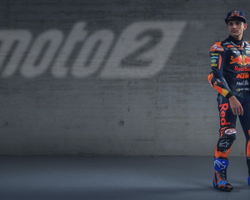 <p><span style="font-weight: 400;">Tal como estamos viendo en la categoría reina de Moto GP se ensayaron <strong>cambios en el reglamento para Moto2</strong> en los test del Losail International Circuit Qatar del pasado 1 a 3 de marzo.</span></p> <p><span style="font-weight: 400;">Ya vimos un avance en el mismo circuito durante los ensayos y test del pasado mes de Febrero y los resultados fueron muy satisfactorios para la categoría mayor. Fruto de esa iniciativa de la comisión de seguridad todo queda en manos de la aprobación por parte de la Safety Comision y se podría implantar directamente ya este fin de semana durante el Gran Premio de Qatar.</span></p> <p><span style="font-weight: 400;">En qué consistirá este nuevo <em>“castigo”</em>, pues tal como vimos hace unos días las pruebas se realizaron en la curva 6 del trazado qatarí y consiste en un carril por el exterior de la curva, que debidamente señalizado obliga a los pilotos a alargar la trazada y de esta forma cumplir con el<em> “castigo”</em> impuesto a ciertas sanciones durante la carrera. Bautizado como </span><strong>long lap penalty </strong><span style="font-weight: 400;"><em>(penalización de vuelta larga)</em> hará perder unos 3” aproximadamente y funcionará como una alternativa válida para que el piloto pierda una posición o varias, según el puesto que ocupe.</span></p> <p><span style="font-weight: 400;">Este tipo de sanción está especialmente orientado a los pilotos de las categorías Moto2 y Moto3 por las reiteradas salidas de los límites de la pista o por alguna maniobra irregular que perjudique al contrario.</span></p> <p><span style="font-weight: 400;">Para la categoría de Moto GP no será tan usual este tipo de castigo, aunque seguramente las habrá, ya que por el tipo de pilotaje es más difícil que se produzcan, pero seguro que las veremos y si no al tiempo.</span></p> <p><span style="font-weight: 400;">De momento esta solución ya puede ser aplicada en 16 de las 19 pistas que conforman el calendario. Para las tres que de momento no pueden hacerlo efectivo se seguirá el método anterior que puede ser un paso por el <em>pit lane</em> e incluso un<em> stop and go</em>.</span></p> <p><span style="font-weight: 400;">Todo listo entonces para el próximo Gran Premio en el <a href="http://www.motogp.com/en/event/Qatar" target="_blank" rel="noopener noreferrer">Losail International Circuit Qatar</a>.</span></p>