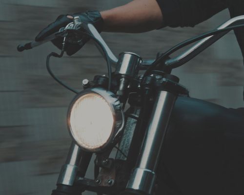Cómo frenar de manera segura con la moto