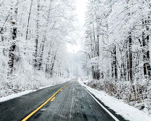 ¿Qué debo hacer si me sorprende la nieve durante una ruta en moto?