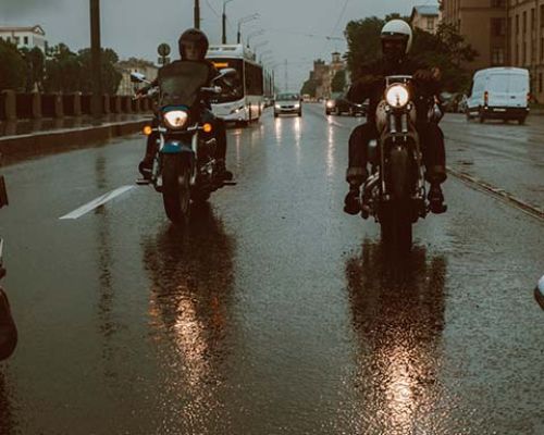 5 consejos para conducir tu moto con lluvia