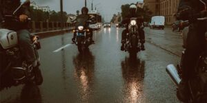 Cómo frenar de manera segura con la moto