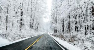 ¿Qué debo hacer si me sorprende la nieve durante una ruta en moto?