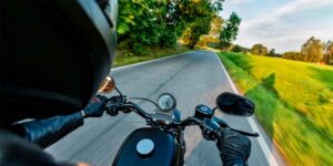 Cómo frenar de manera segura con la moto