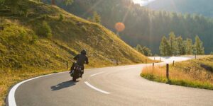 Consejos y trucos para frenar la moto en ciudad