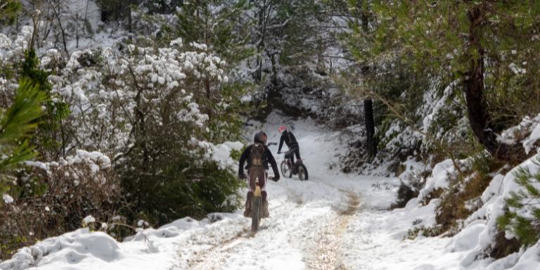 conducción moto en nieve